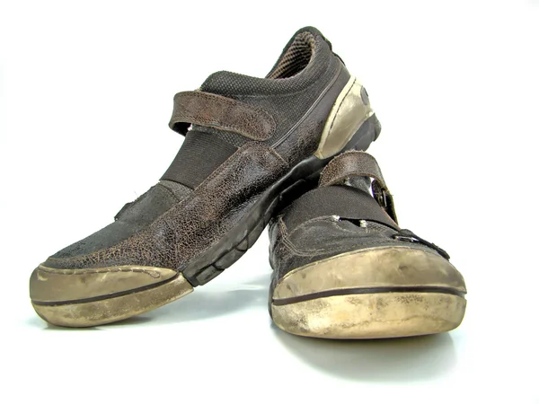 Используемые гранж кожаные ботинки изолированы на белом — стоковое фото