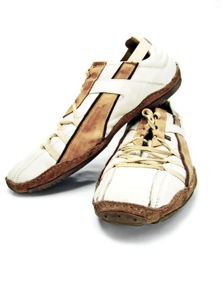 Par de sapatos de couro marrom isolado em branco — Fotografia de Stock