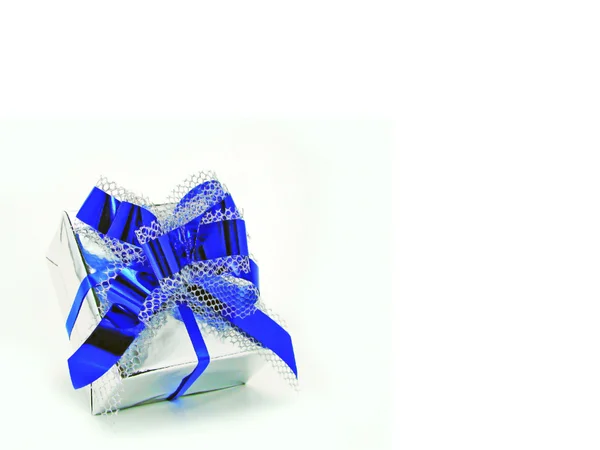 Срібна подарункова коробка з синьою стрічкою ізольована на білому — стокове фото