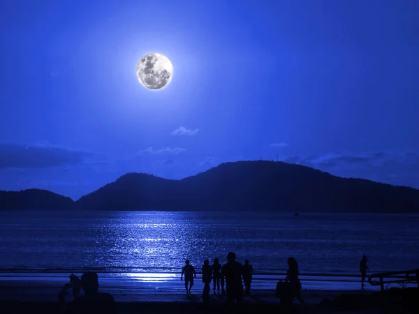 On the beach celebrating the moonlight — Stock Photo, Image