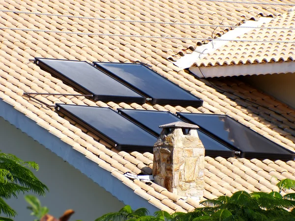 Kolektorów słonecznych na dachu do ogrzewania wody — Zdjęcie stockowe
