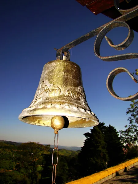 Vecchia campana arrugginita sopra bel cielo blu — Foto Stock