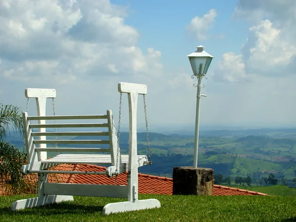 Swing stoel en lamp onder mooie hemel — Stockfoto