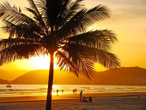 Hermosa puesta de sol dorada en la playa de la ciudad de santos en Brasil Imagen De Stock