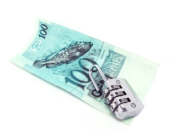 100 reais de dinheiro brasileiro e cadeado fechado isolado em branco — Fotografia de Stock