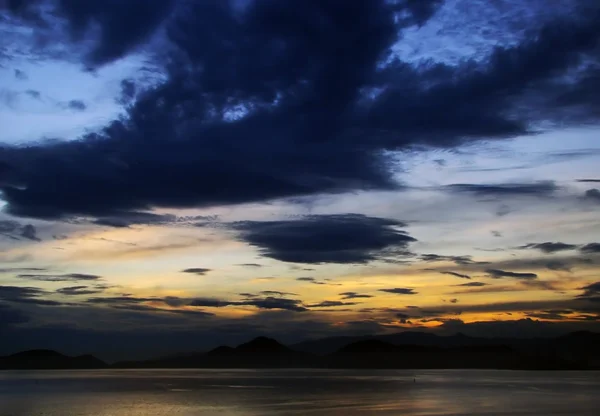 Gökyüzü ve deniz renkli sahne — Stok fotoğraf