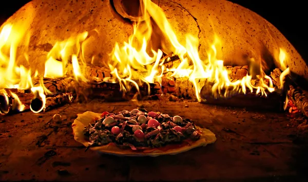 Pizzaofen brennt in Flammen lizenzfreie Stockfotos