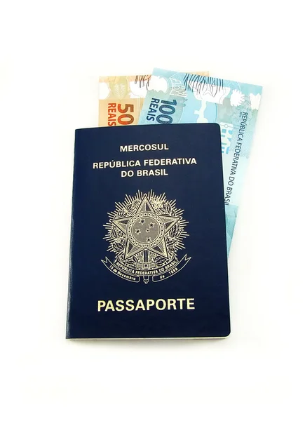 Nova moeda do Brasil dentro do passaporte — Fotografia de Stock