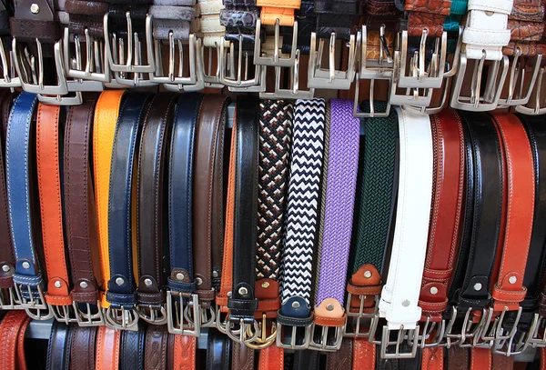 Cinturones de cuero de color en tienda —  Fotos de Stock