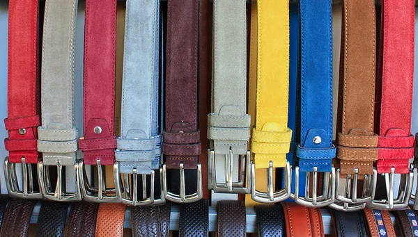 Cinturones de cuero de color en tienda —  Fotos de Stock