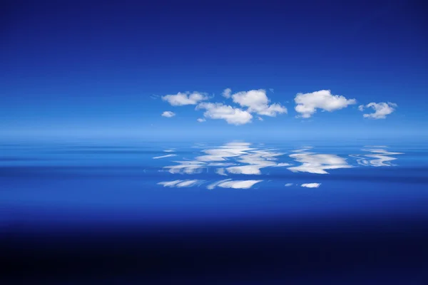 Фон неба и воды — стоковое фото