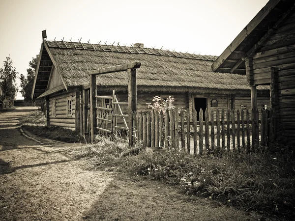Retro dom z dachem krytym strzechą — Zdjęcie stockowe