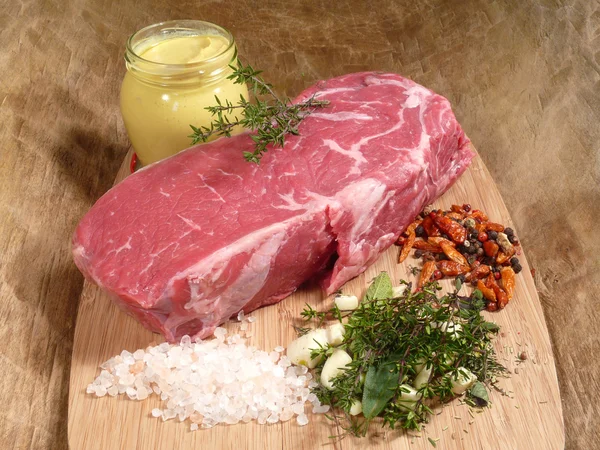 Carne assada com ingredientes de tempero — Fotografia de Stock