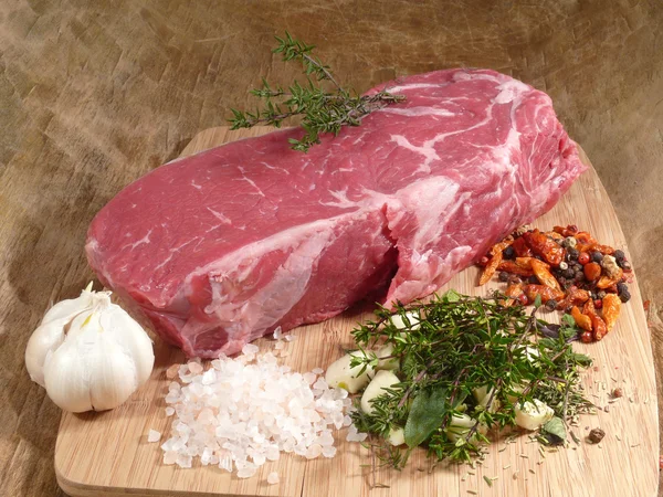 Carne assada com ingredientes de tempero — Fotografia de Stock