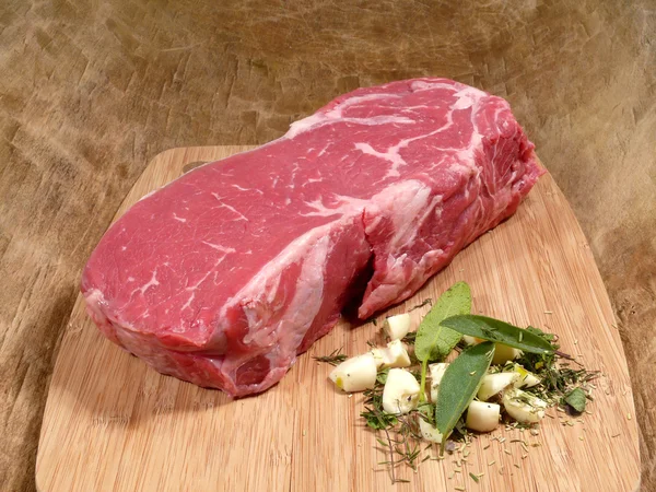 Roast beef with seasoning ingredients — Stock Photo, Image