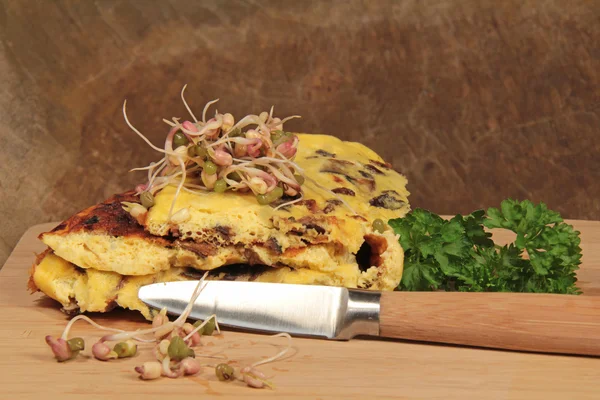 Omelette with mushrooms and mung bean sprouts — Stock Photo, Image