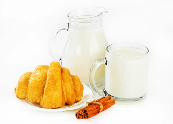 주전자와 컵 및 크로 신선한 우유 — 스톡 사진