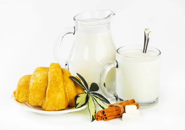 Свіже молоко в глечику і чашці і круасані — стокове фото