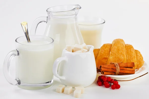 Sürahi ve bardak ve kruvasan taze süt — Stok fotoğraf
