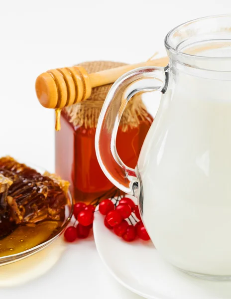Frische Milch in Krug und Tasse und Croissant — Stockfoto