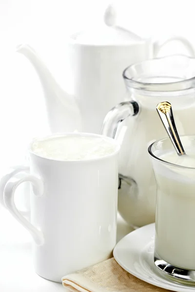 Milch in einer Tasse — Stockfoto