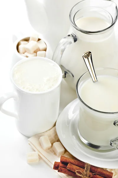 Mleko w filiżance — Zdjęcie stockowe