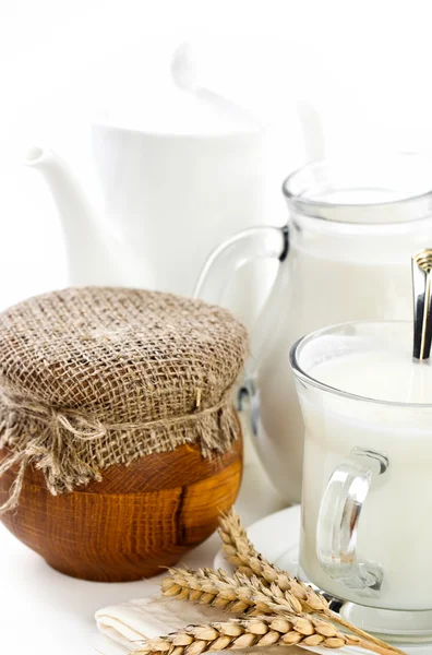 Свіже молоко в глечику і чашці і круасані — стокове фото