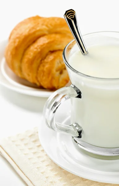 Свежее молоко в кувшине, чашке и круассане — стоковое фото