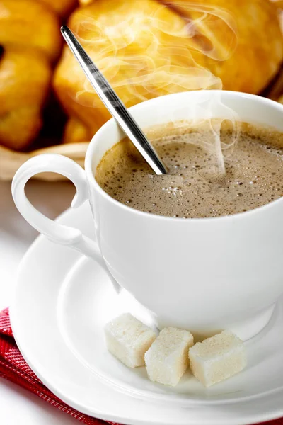 Káva v bílém cup s croissanty — Stock fotografie