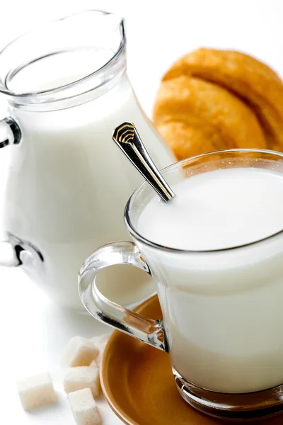 Leite fresco no jarro e xícara e croissant — Fotografia de Stock