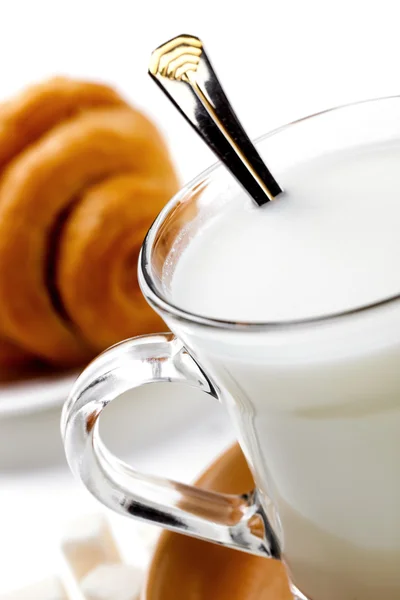 新鮮なミルク水差し、コップとクロワッサン — ストック写真