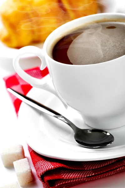 Café en taza blanca con croissants — Foto de Stock
