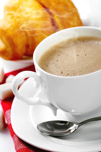 Café en taza blanca con croissants — Foto de Stock