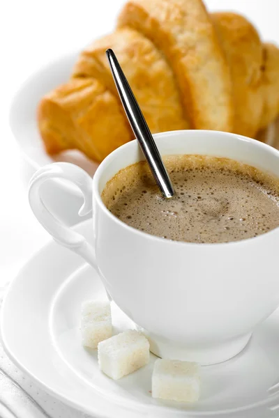 Café en taza blanca con croissants —  Fotos de Stock
