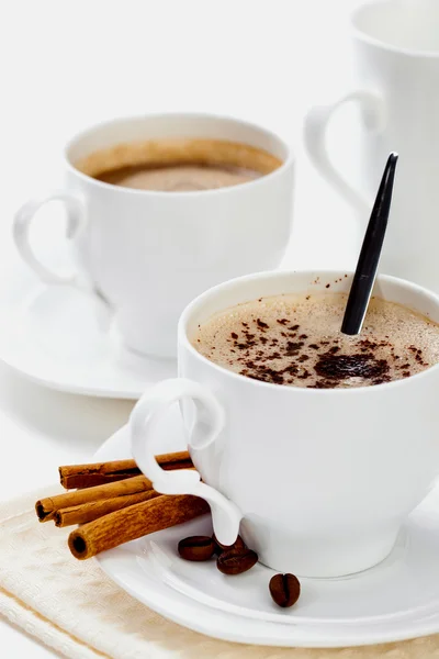 Koffie in witte kop met koffie — Stockfoto