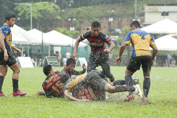 Kuala lumpur - nov, 27: oidentifierade spelare i aktion under rugby jonah jones 7 2011, anordnas av royal selangor club (rsc) på söndag, november 27, 2011 i kuala lumpur, malaysia. — Stockfoto