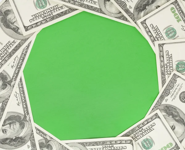 Круг зеленый фон обрамлен деньгами — стоковое фото