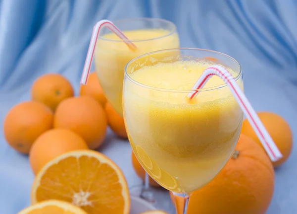 Крупный план свежего апельсинового сока — стоковое фото