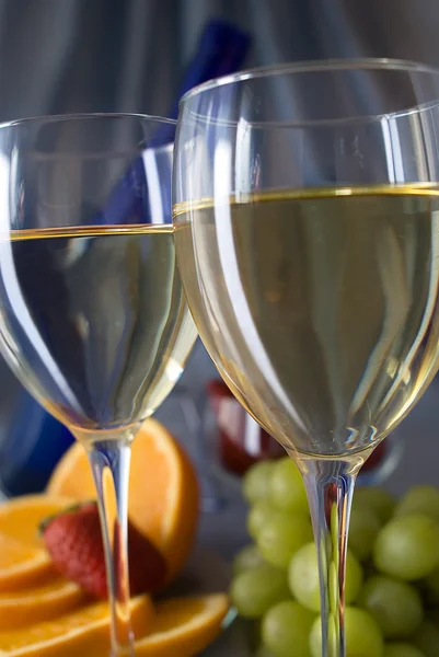 Clouseup of glasses of wine with oranges and grapes — Stock Photo, Image