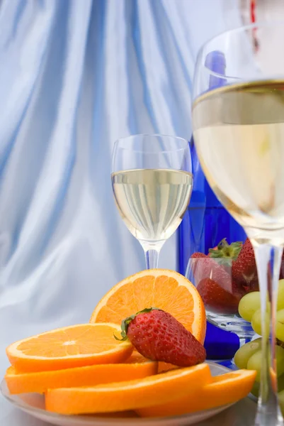 Clouseup of two glasses of wine with oranges and strawberry — Stock Photo, Image