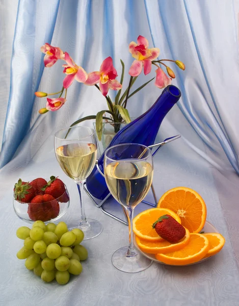 Ποτήρια κρασί με φρούτα και ορχιδέα — Φωτογραφία Αρχείου