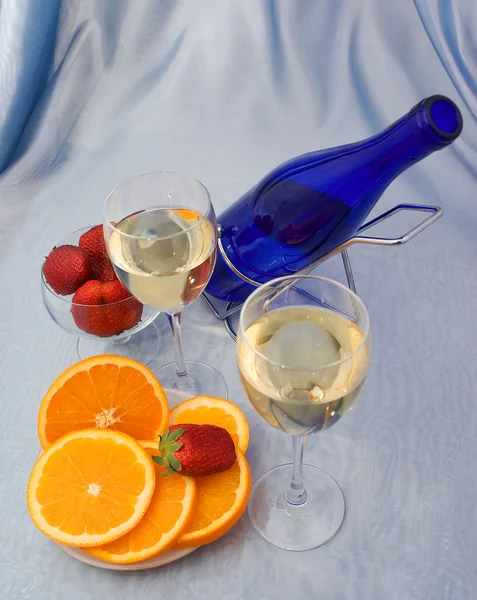 Copos de vinho com laranjas e morango — Fotografia de Stock