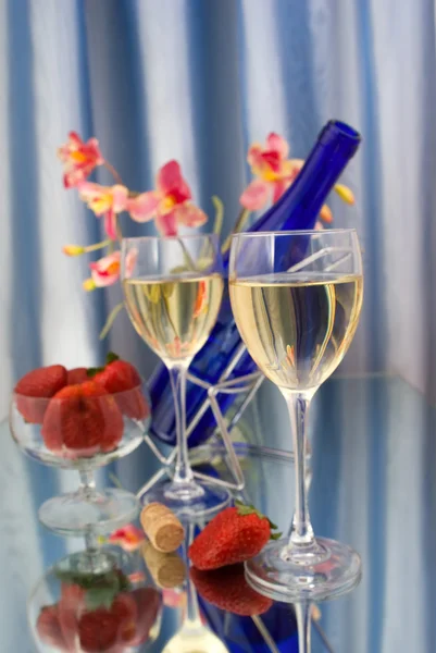 两杯葡萄酒与红色的草莓和兰花 — 图库照片