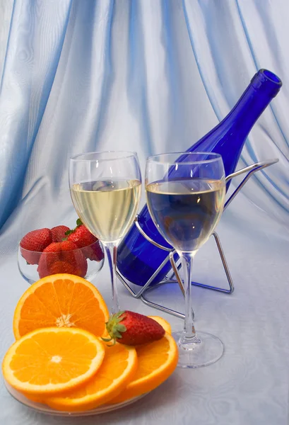 两杯葡萄酒与橘子、 草莓 — 图库照片