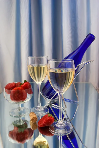 Två glas vin med röda jordgubbar — Stockfoto