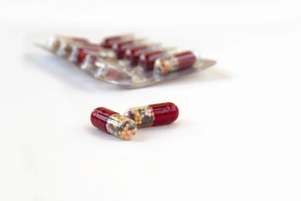 Две красные таблетки — стоковое фото