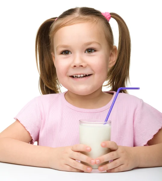 Χαριτωμένο μικρό κορίτσι με ένα ποτήρι γάλα — Φωτογραφία Αρχείου