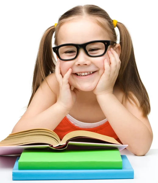 Cute little girl czyta książkę — Zdjęcie stockowe