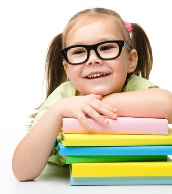 schattig klein meisje met boeken