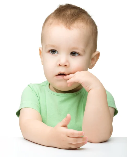 Porträtt av en söt och fundersam liten pojke — Stockfoto